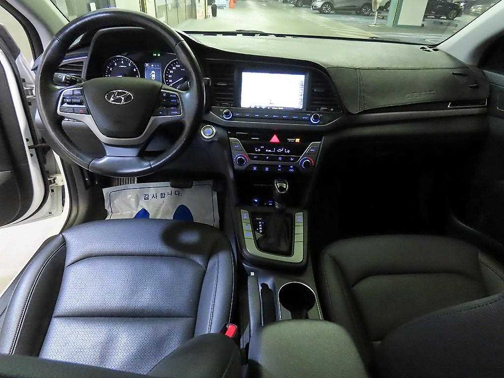 HYUNDAI Avante - Vista 10