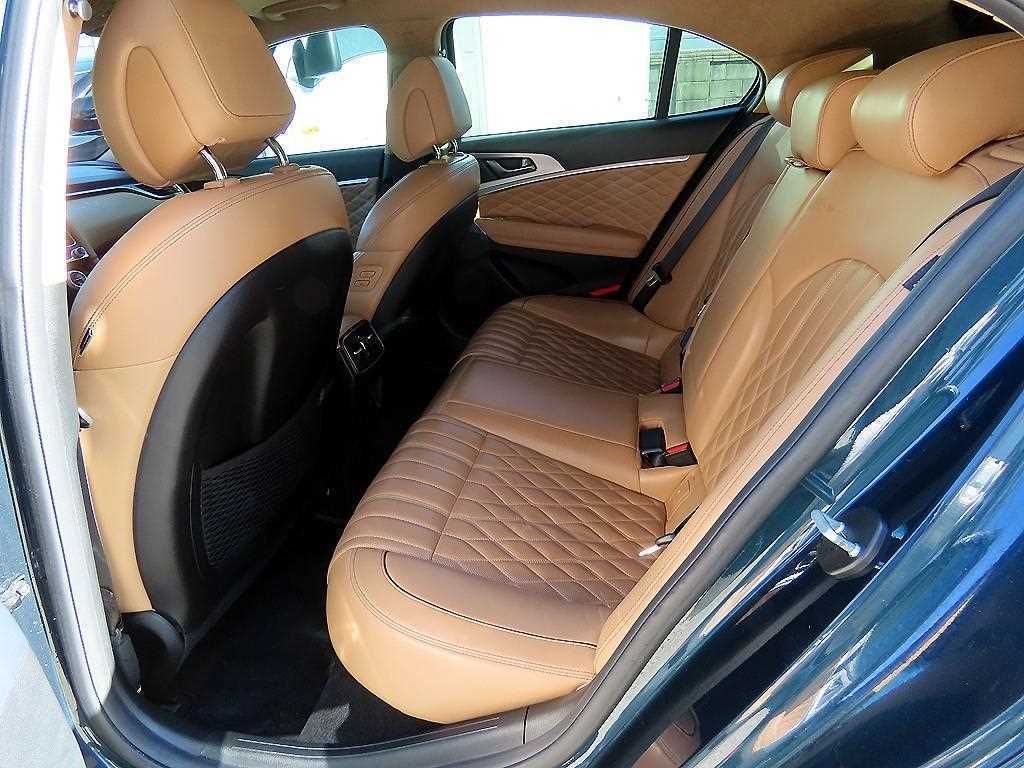 Genesis G70 - Vista 6