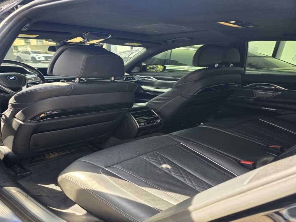 BMW 7 Series - Vista 8