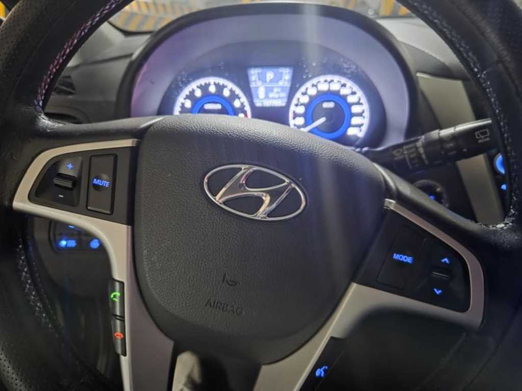 HYUNDAI Accent - Vista 3