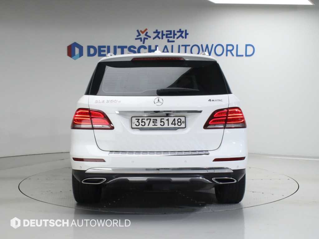 Mercedes Benz GLE Class - Vista 4