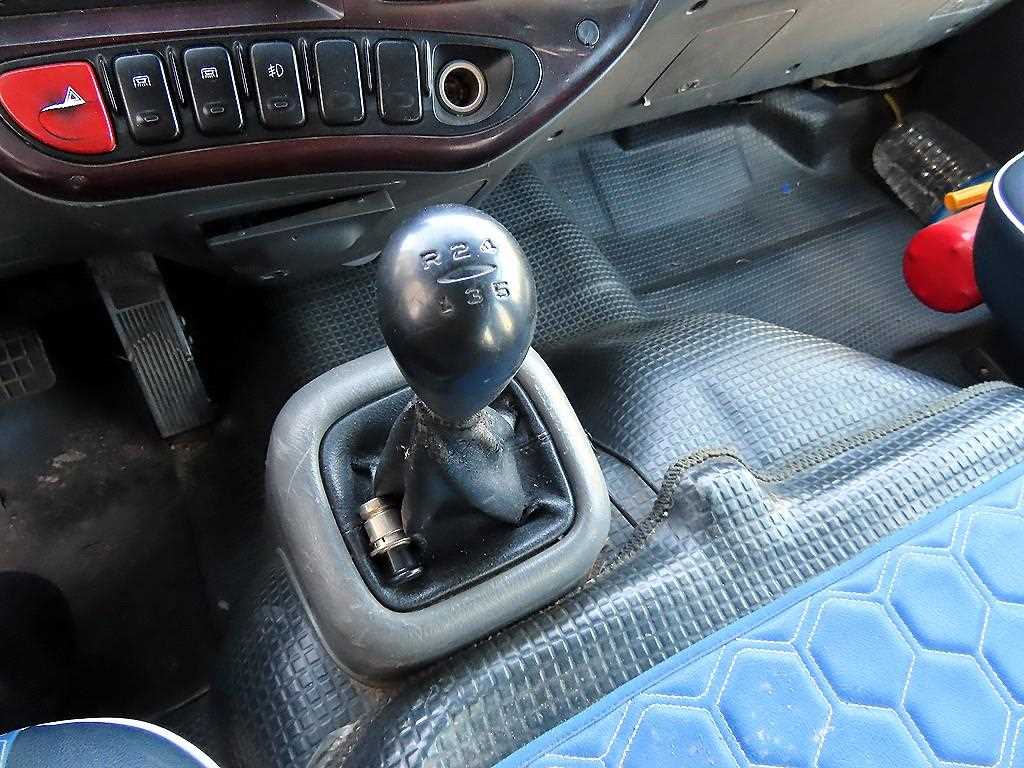 medium and large bus Hyundai bus - Vista 12