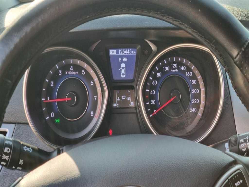 HYUNDAI Avante - Vista 9