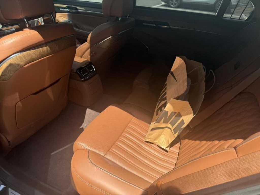 Genesis G90 - Vista 8