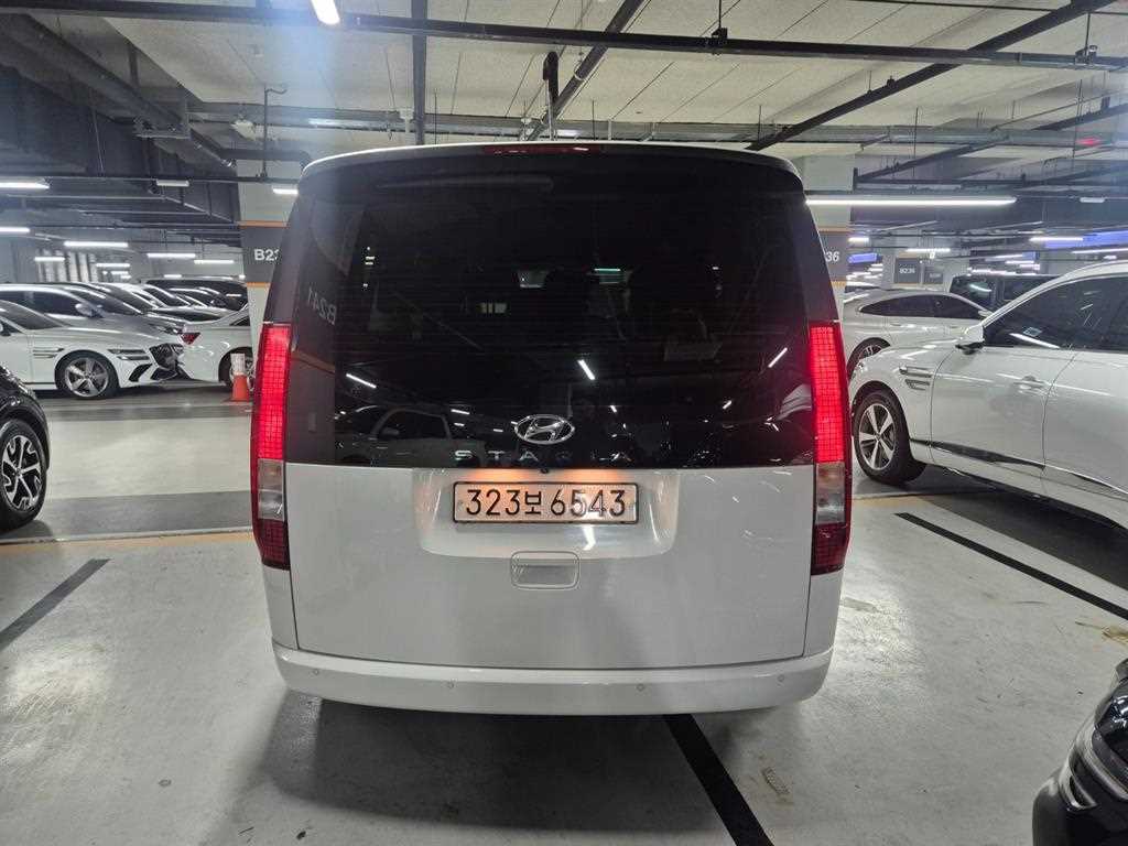 HYUNDAI Staria - Vista 4
