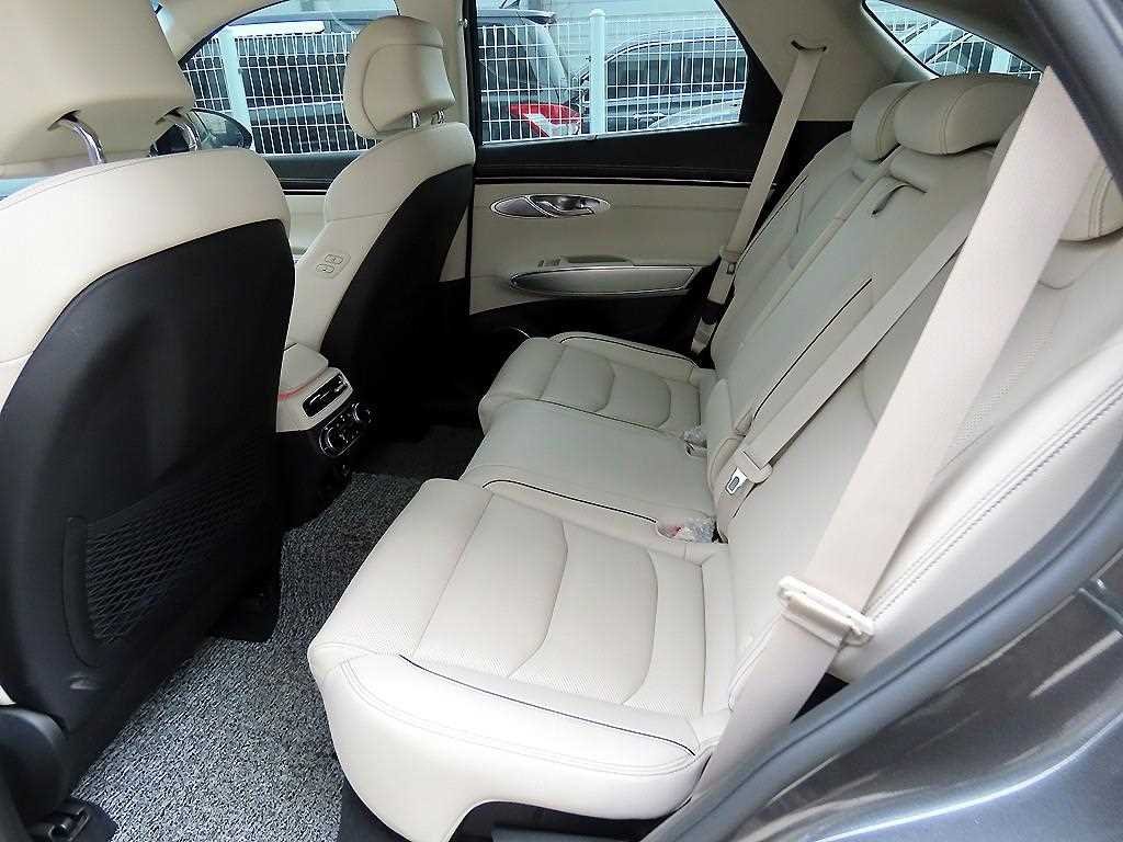 Genesis GV70 - Vista 6