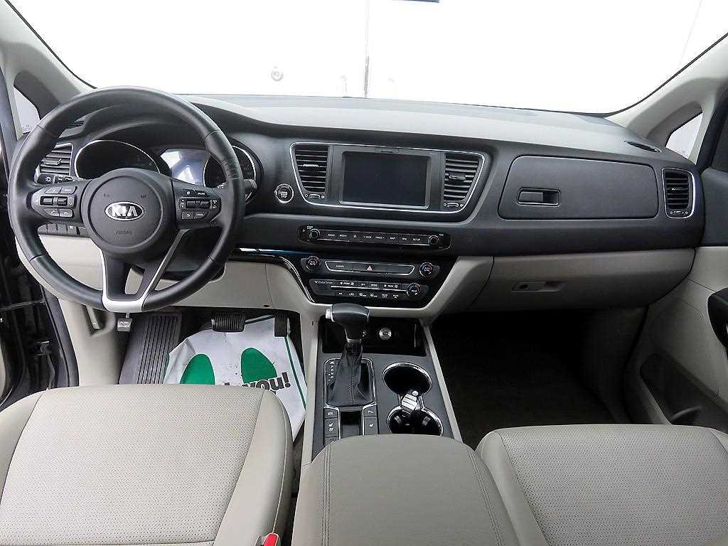 KIA Carnival - Vista 8