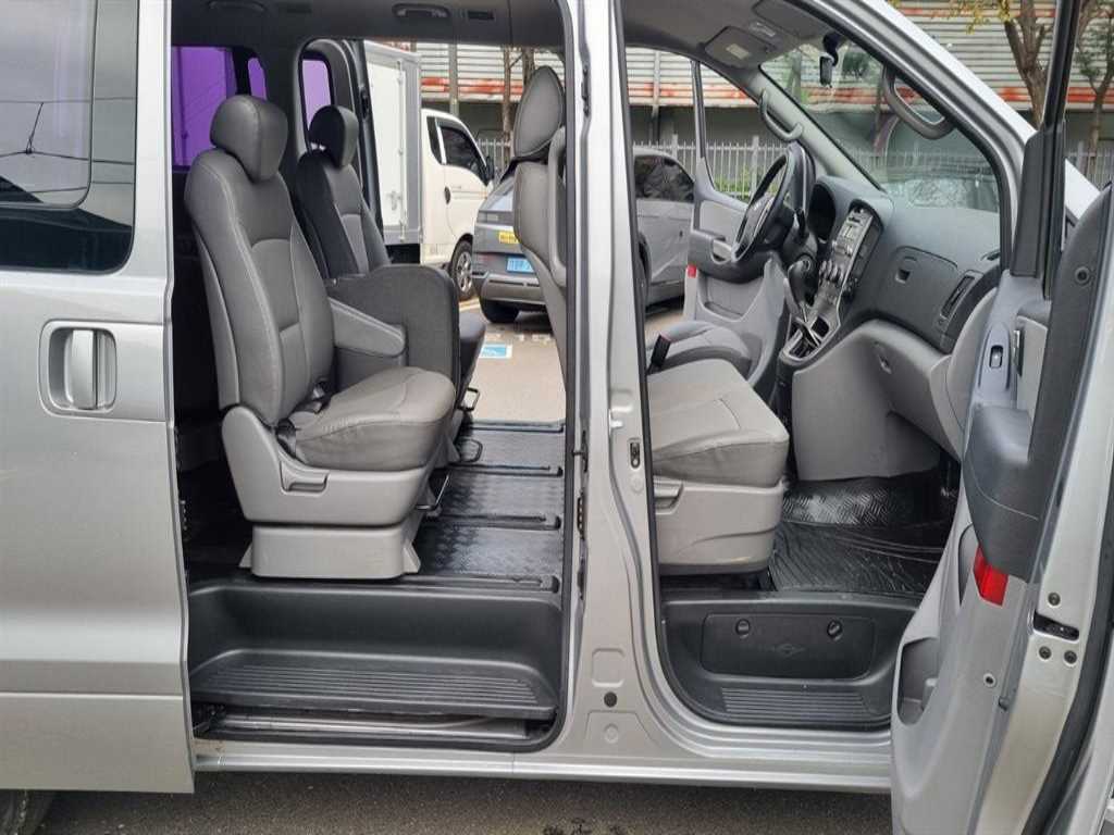 HYUNDAI Starex - Vista 10