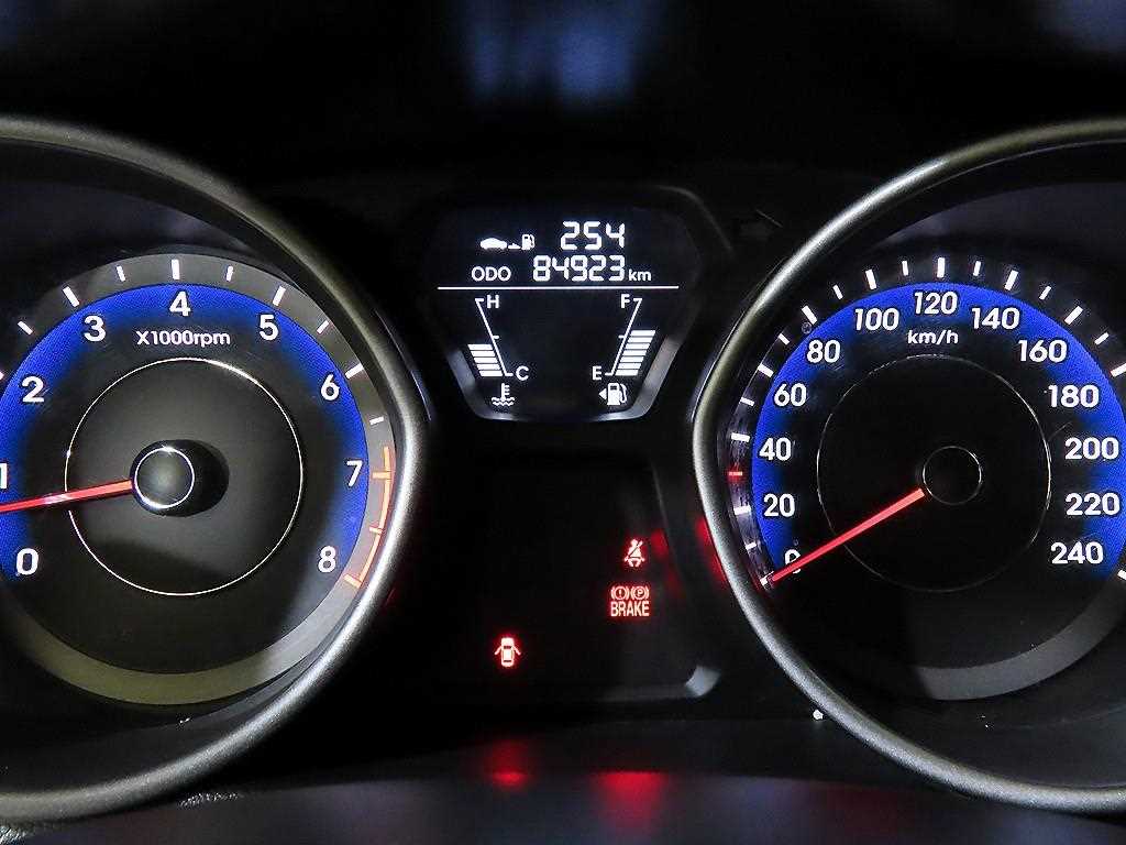 HYUNDAI Avante - Vista 9