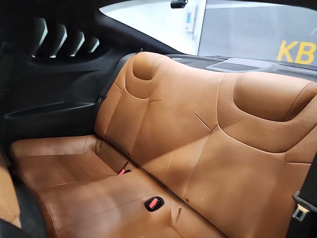 HYUNDAI Genesis - Vista 12