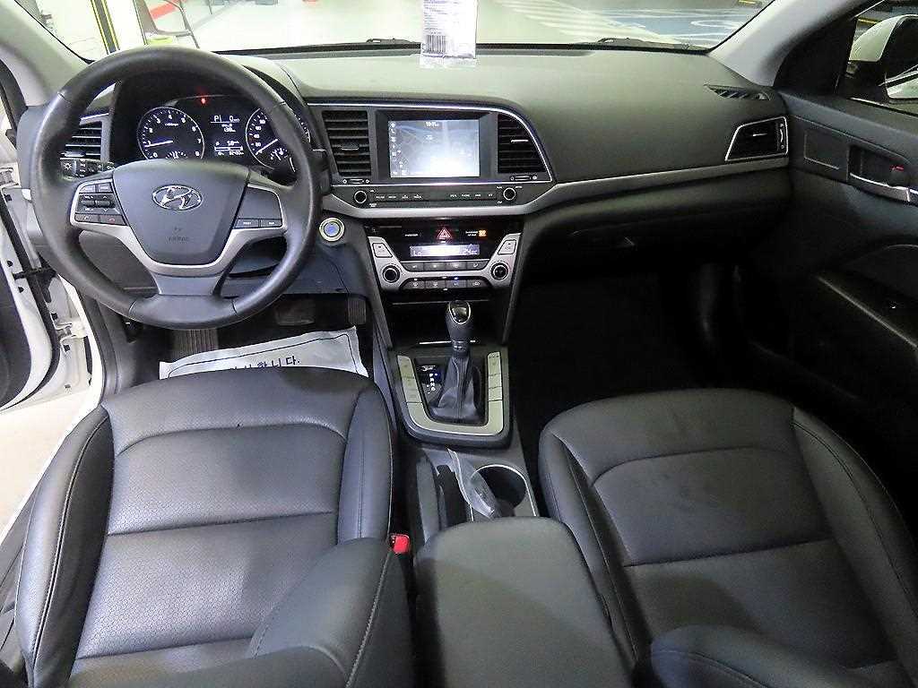 HYUNDAI Avante - Vista 10
