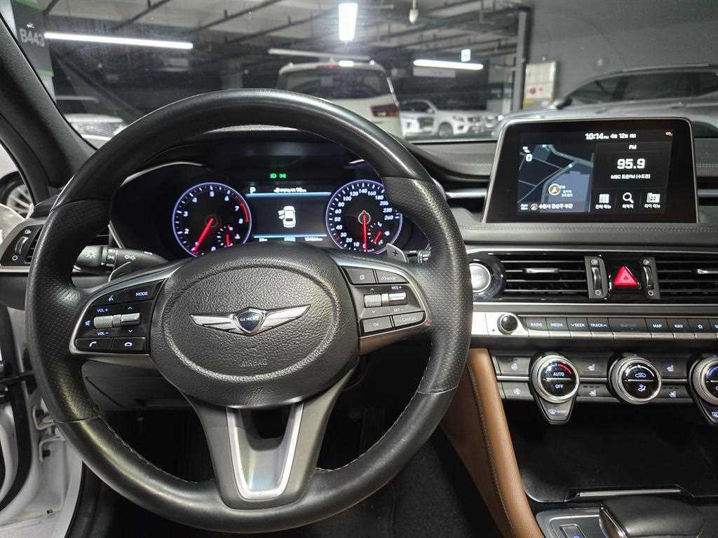 Genesis G70 - Vista 8