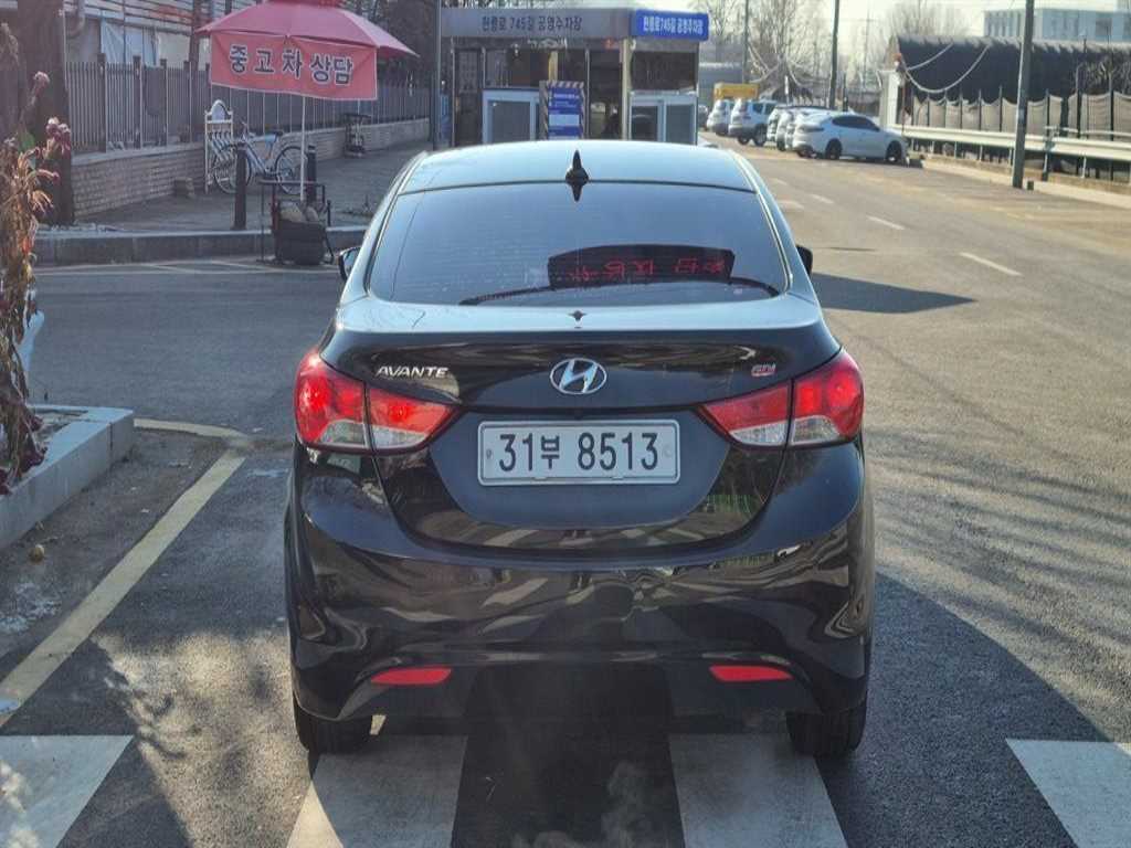 HYUNDAI Avante - Vista 5