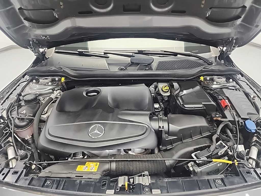 Mercedes Benz GLA Class - Vista 5