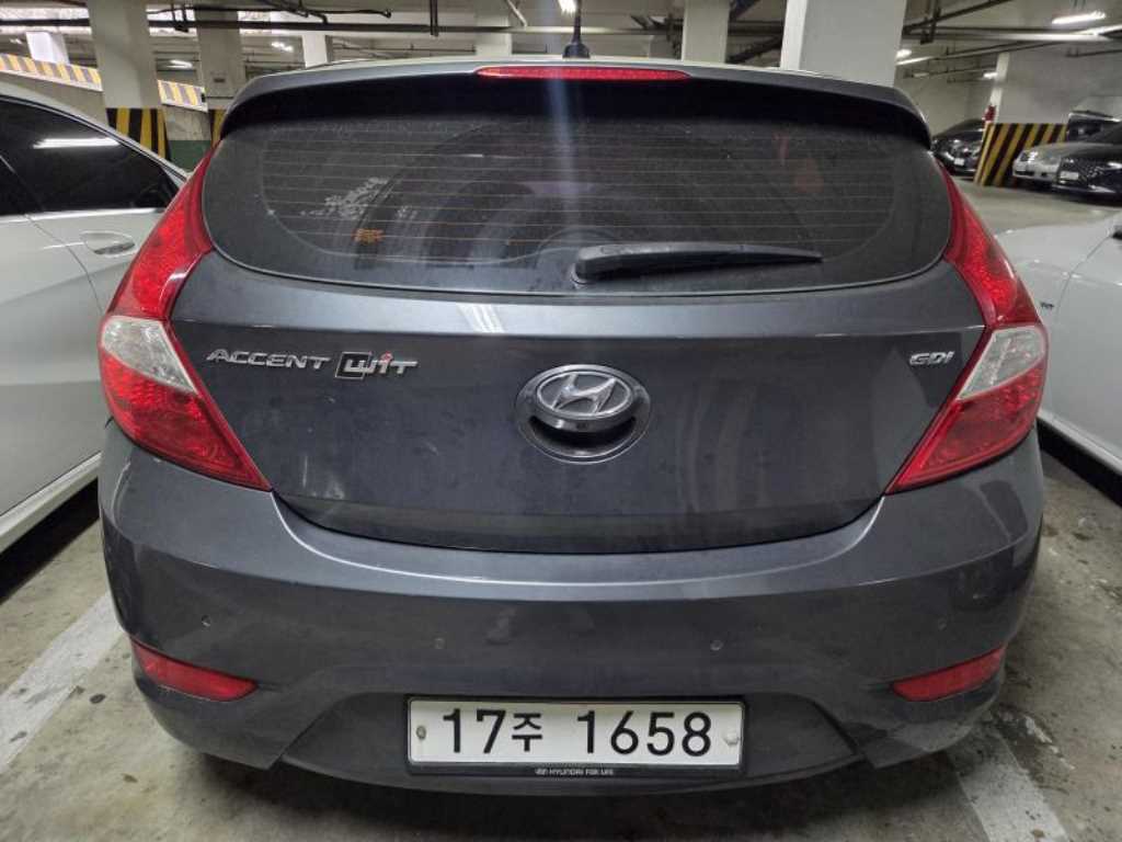 HYUNDAI Accent - Vista 2