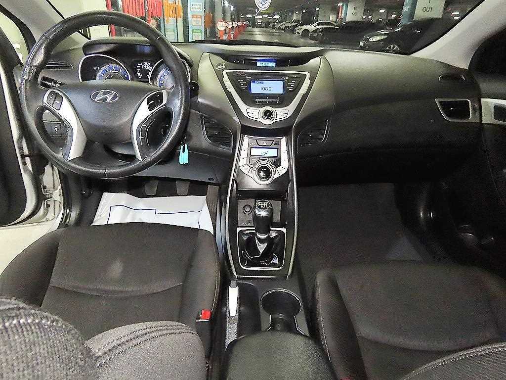 HYUNDAI Avante - Vista 10