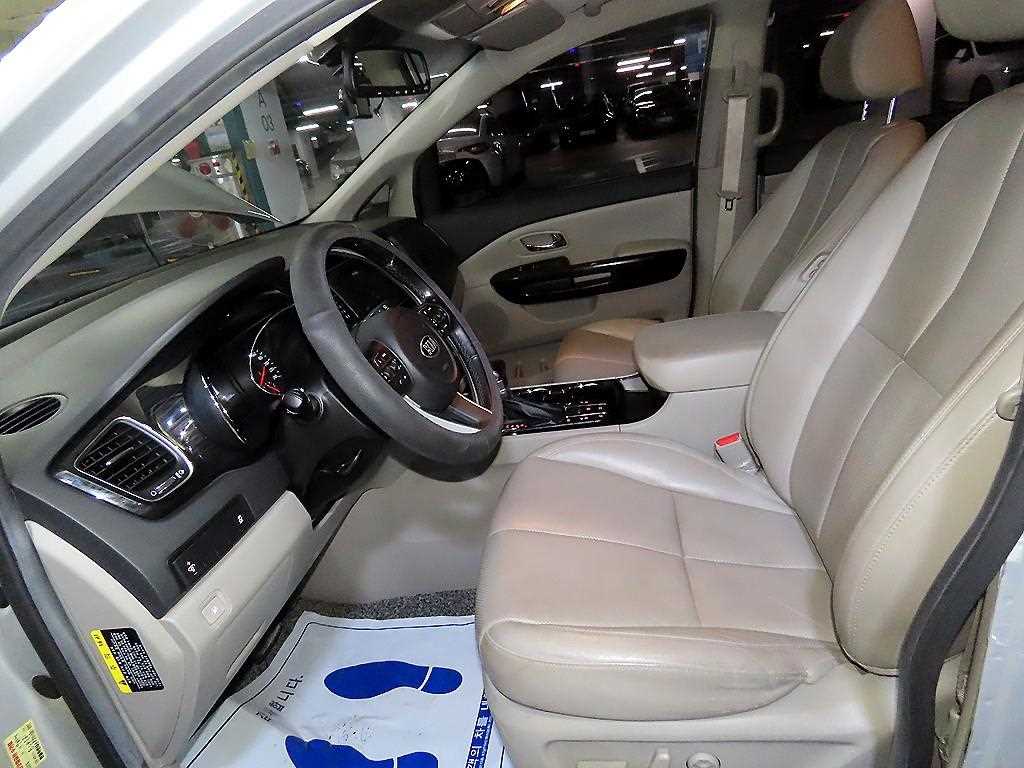 KIA Carnival - Vista 6