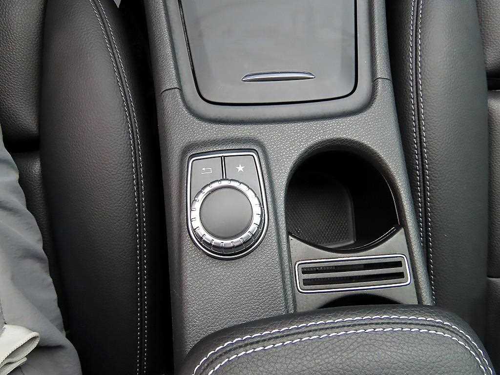 Mercedes Benz GLA Class - Vista 12