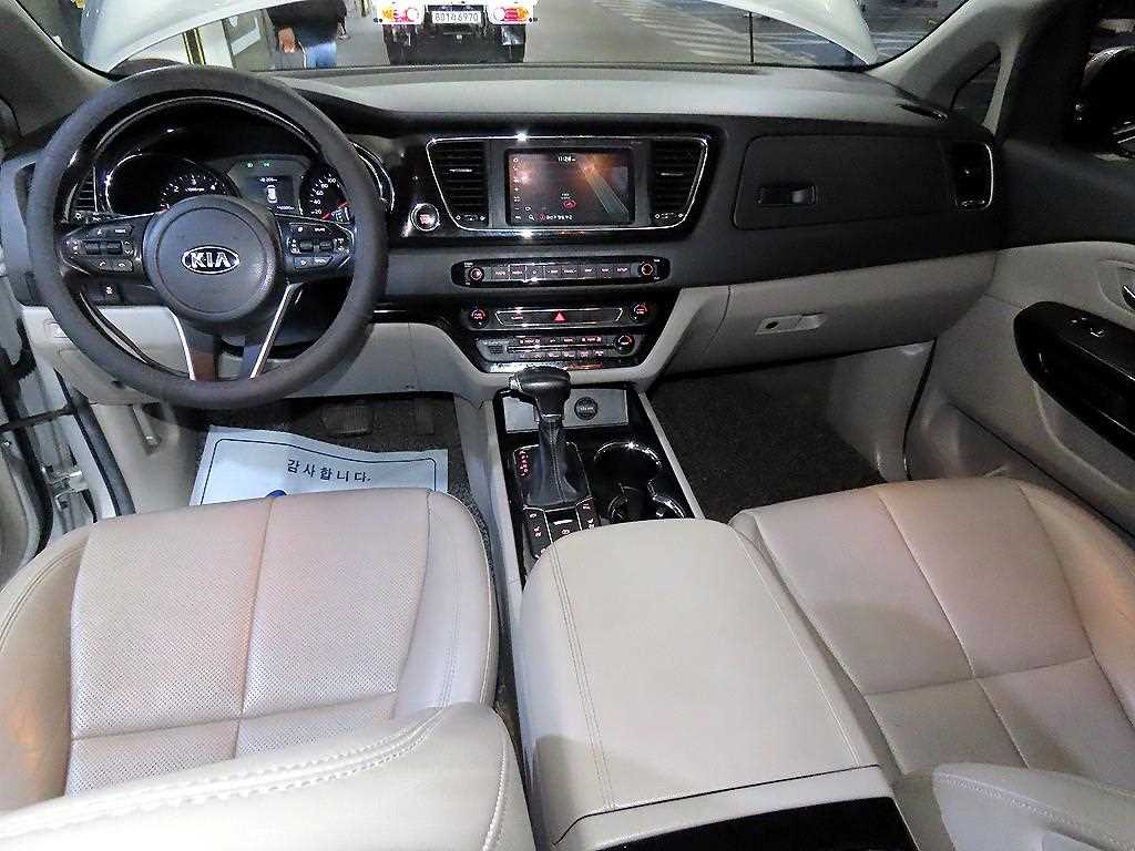 KIA Carnival - Vista 10