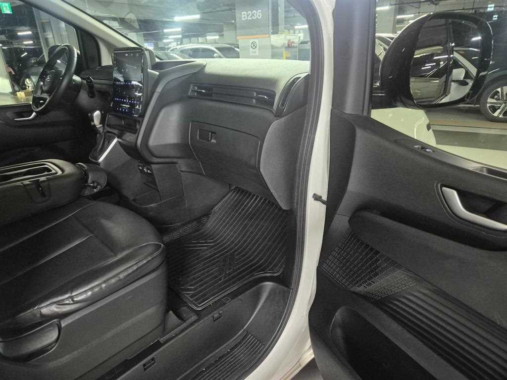 HYUNDAI Staria - Vista 10