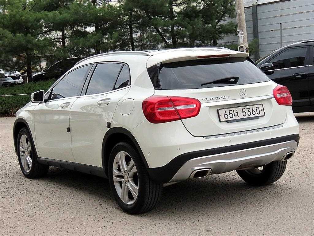 Mercedes Benz GLA Class - Vista 3