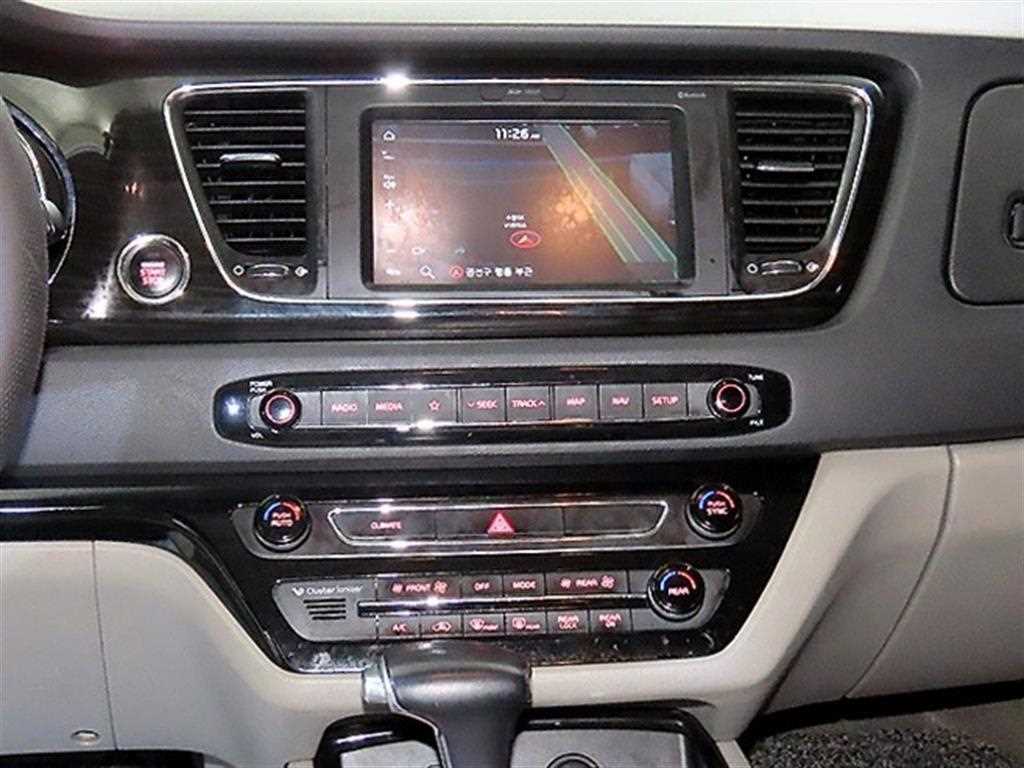 KIA Carnival - Vista 11