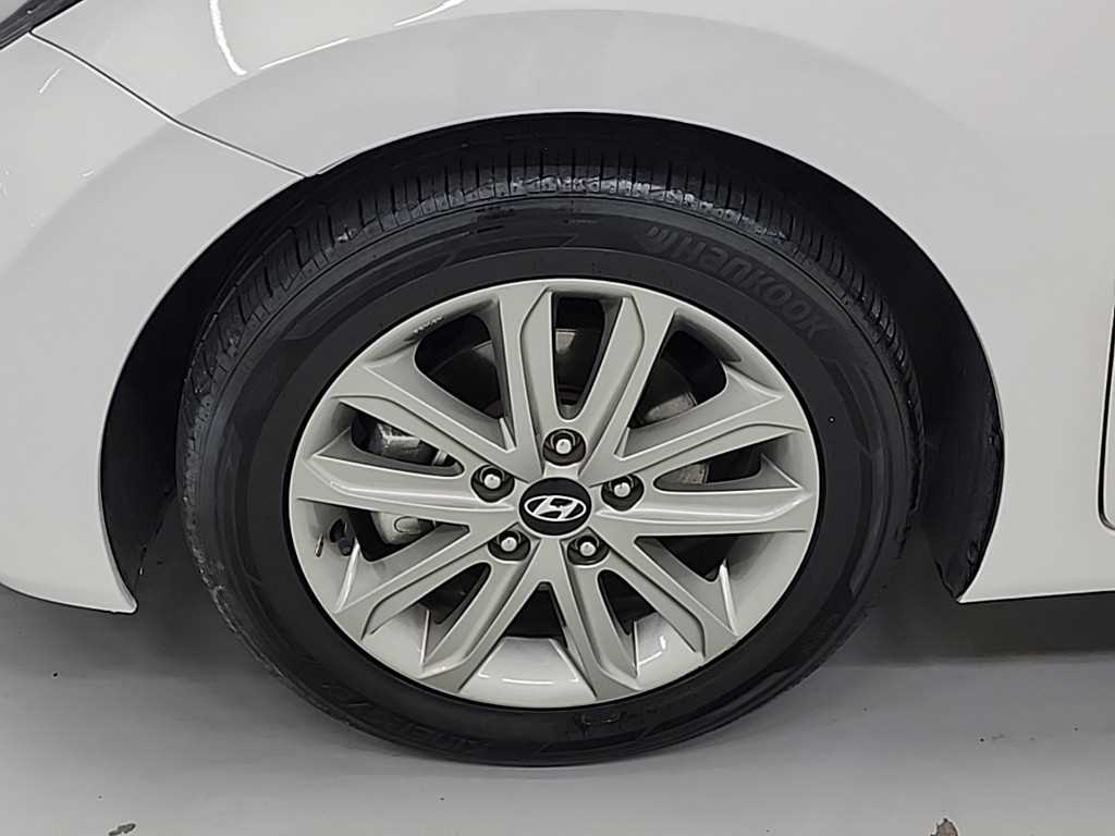 HYUNDAI Avante - Vista 9