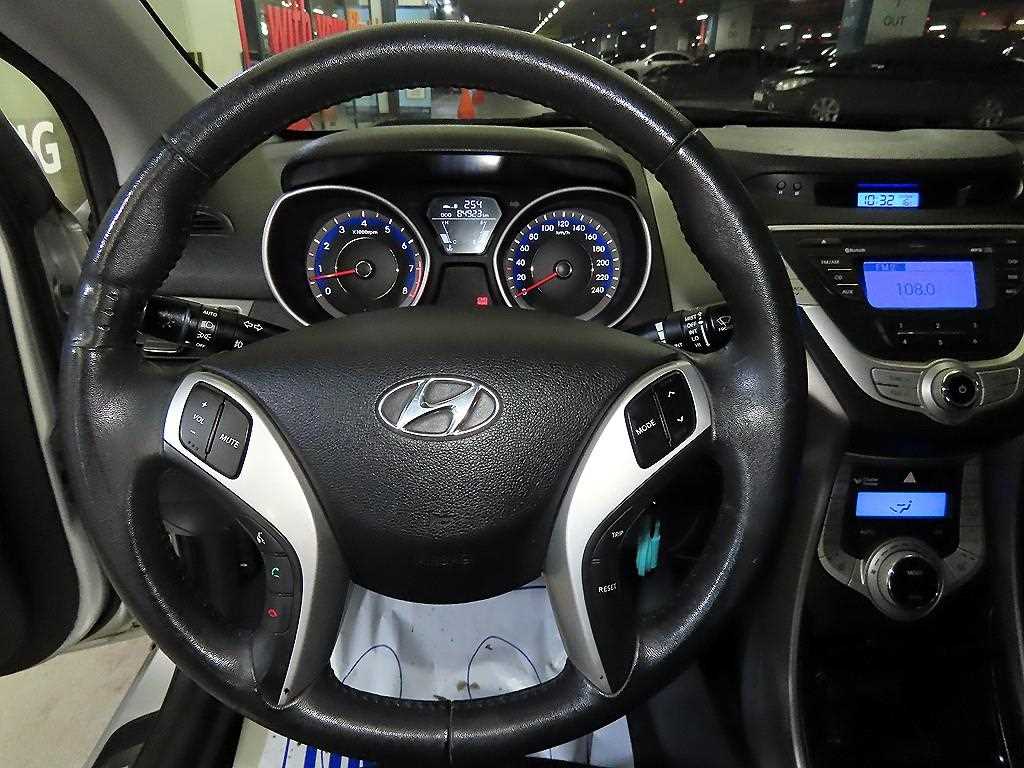 HYUNDAI Avante - Vista 8