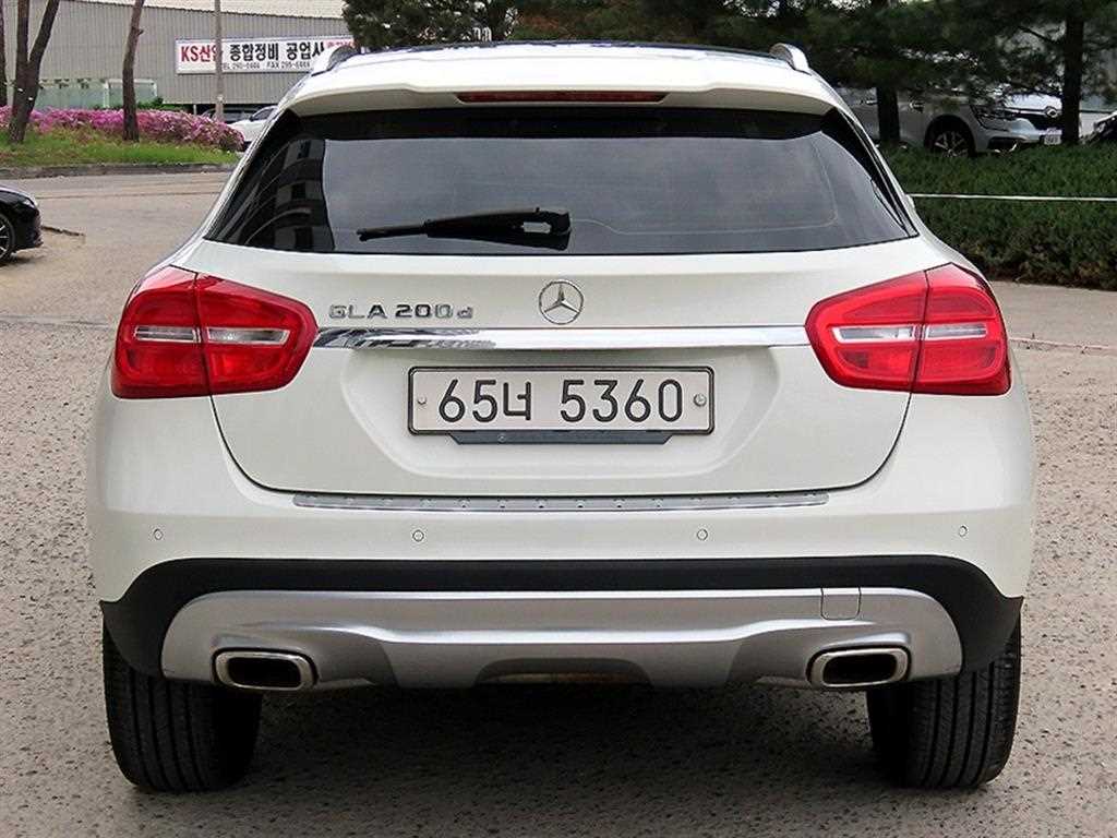 Mercedes Benz GLA Class - Vista 4