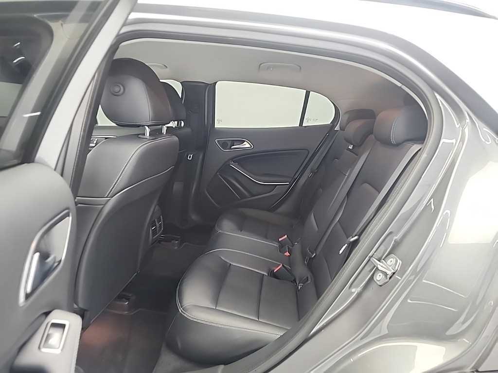 Mercedes Benz GLA Class - Vista 12