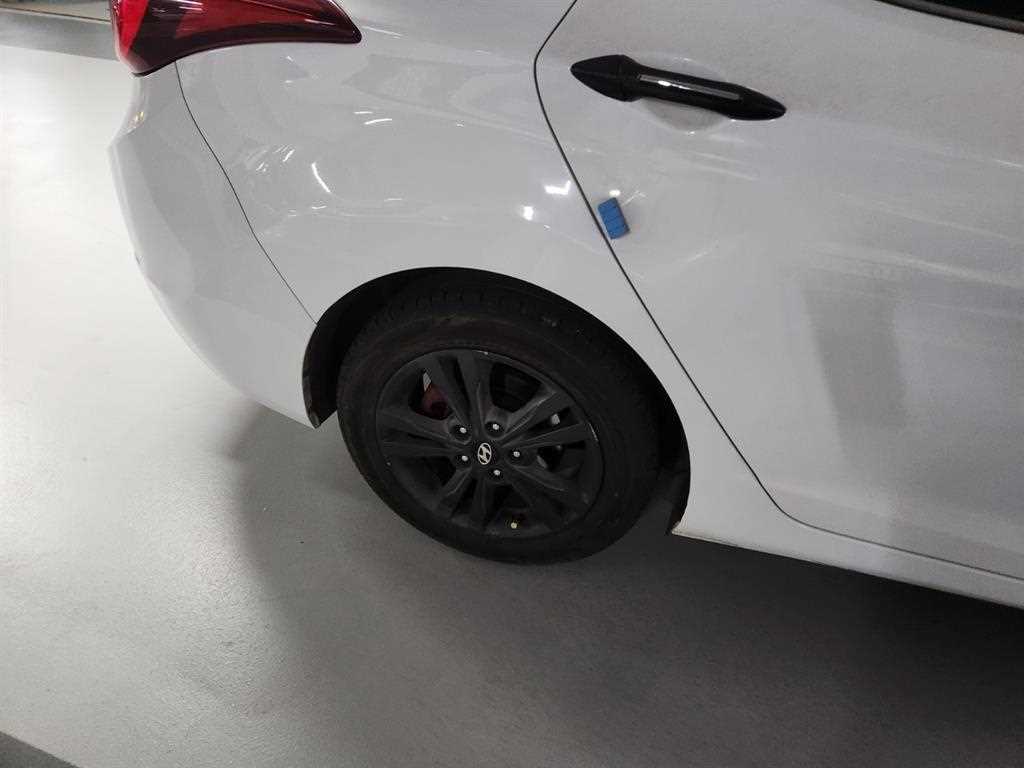 HYUNDAI Avante - Vista 10