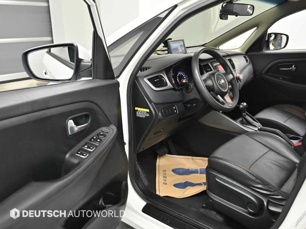 KIA Carens - Vista 11