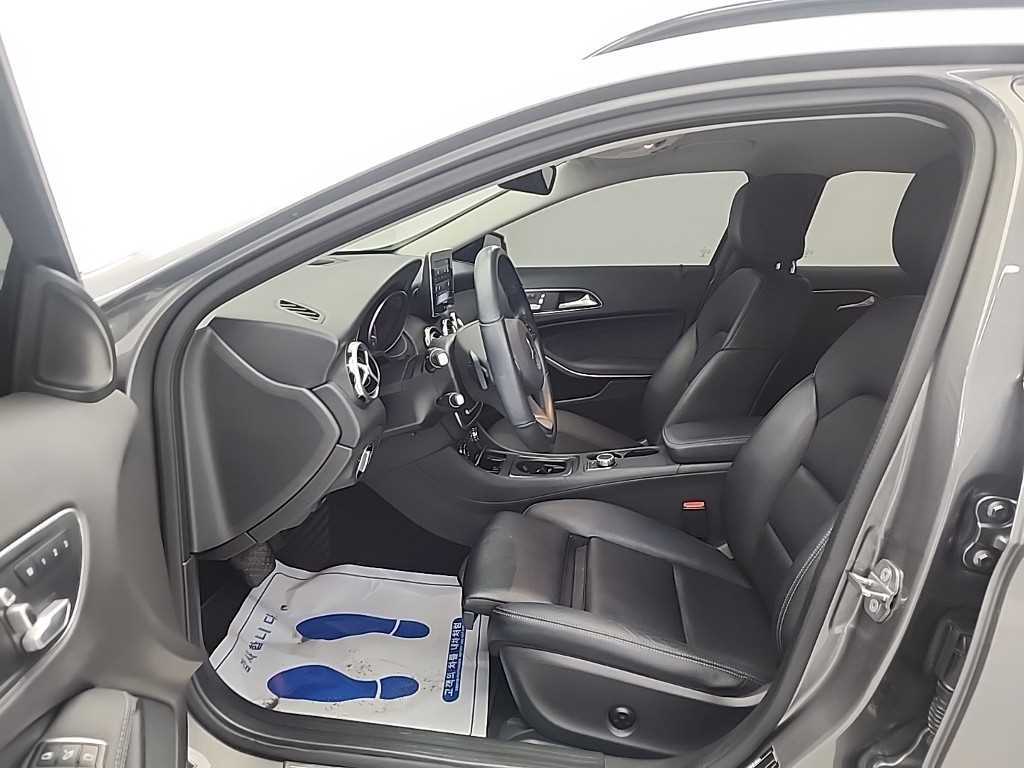 Mercedes Benz GLA Class - Vista 11