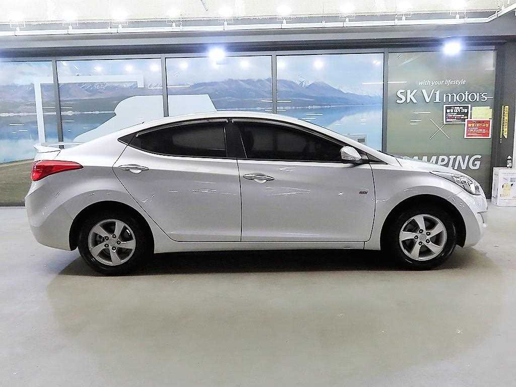 HYUNDAI Avante - Vista 3