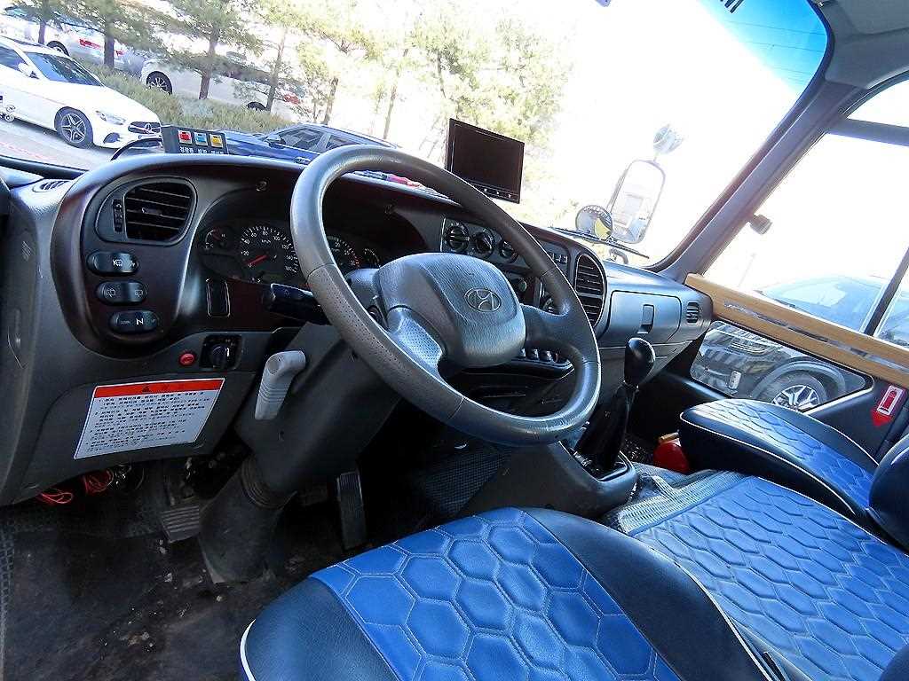 medium and large bus Hyundai bus - Vista 9