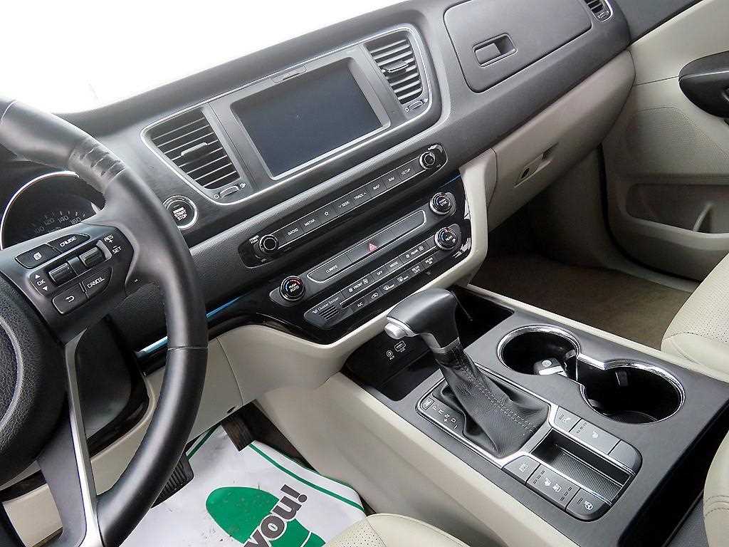 KIA Carnival - Vista 11