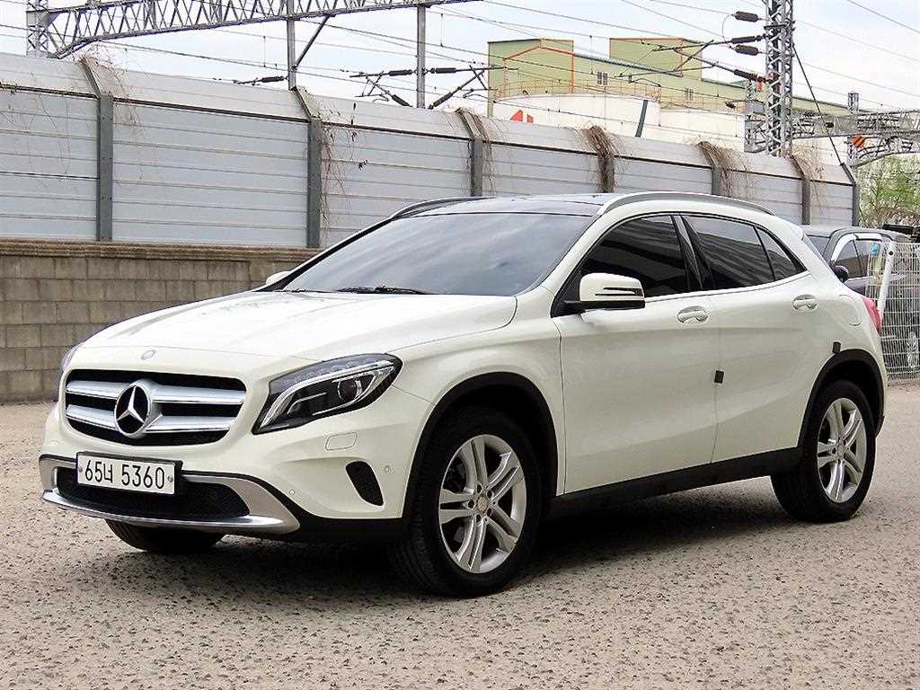 Mercedes Benz GLA Class - Vista 2