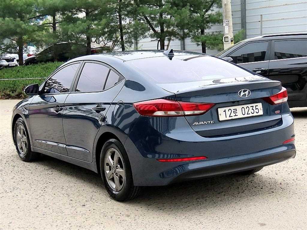 HYUNDAI Avante - Vista 3