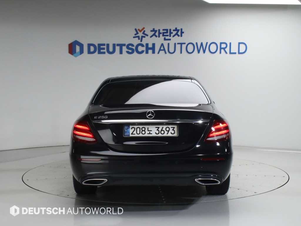 Mercedes Benz E class - Vista 4