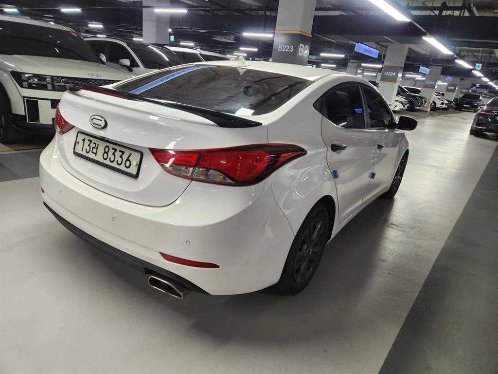 HYUNDAI Avante - Vista 4