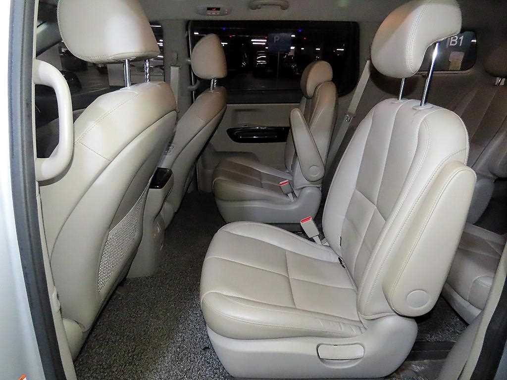 KIA Carnival - Vista 7