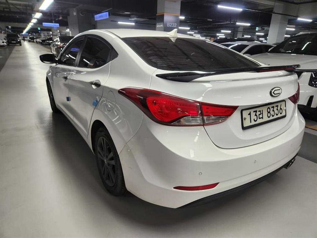 HYUNDAI Avante - Vista 5