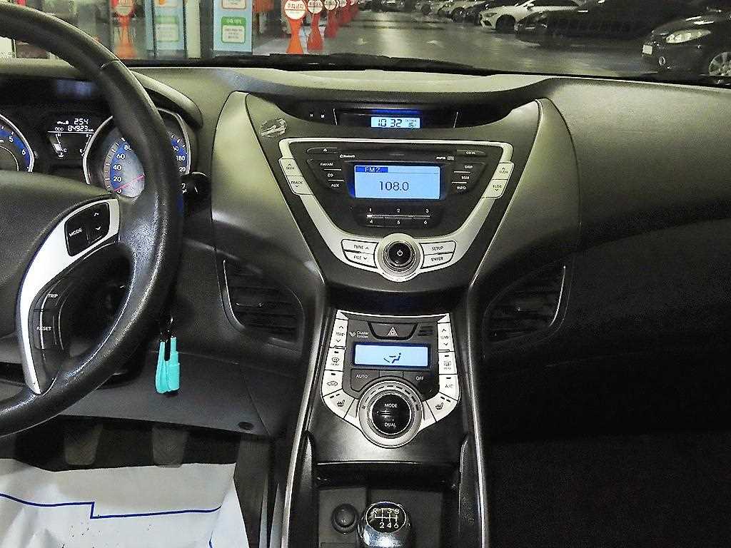 HYUNDAI Avante - Vista 11