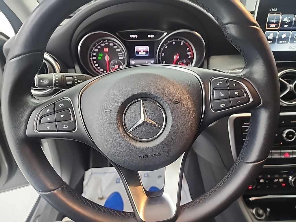 Mercedes Benz GLA Class - Vista 9