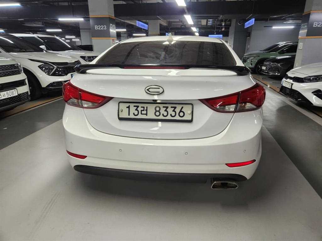 HYUNDAI Avante - Vista 3