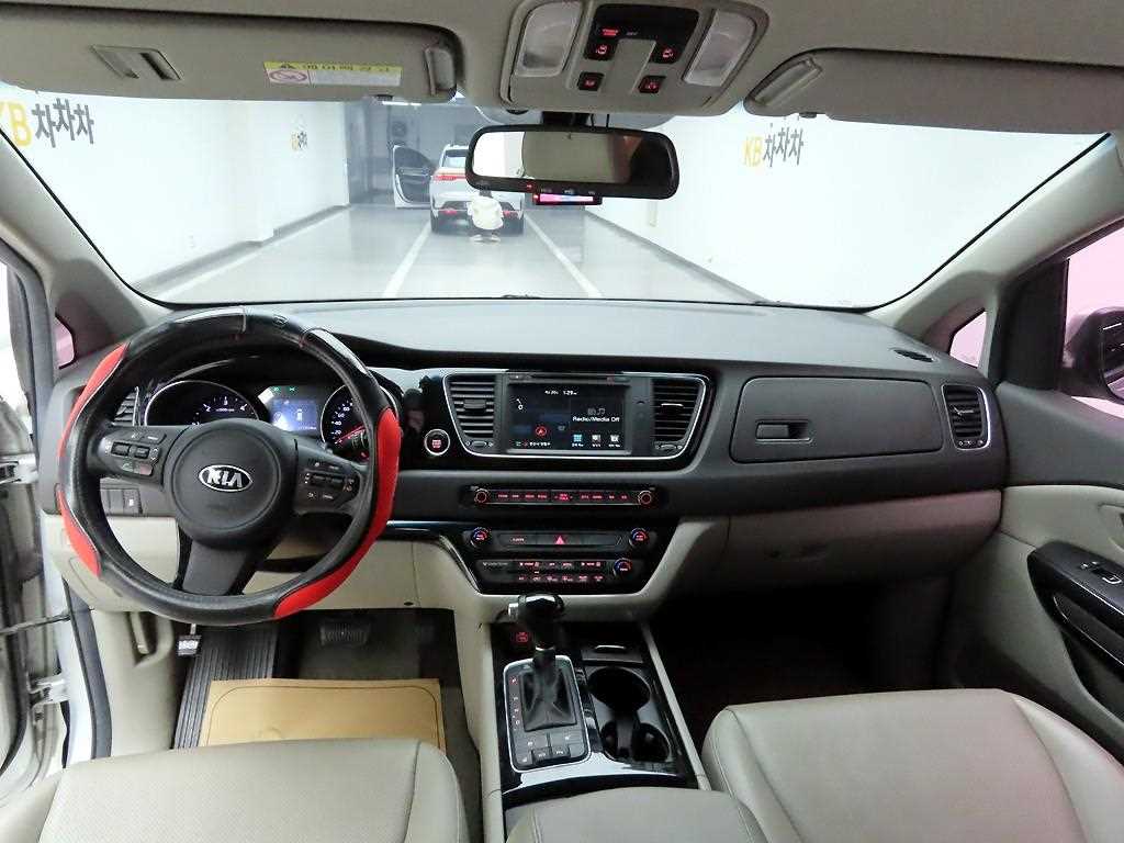 KIA Carnival - Vista 6