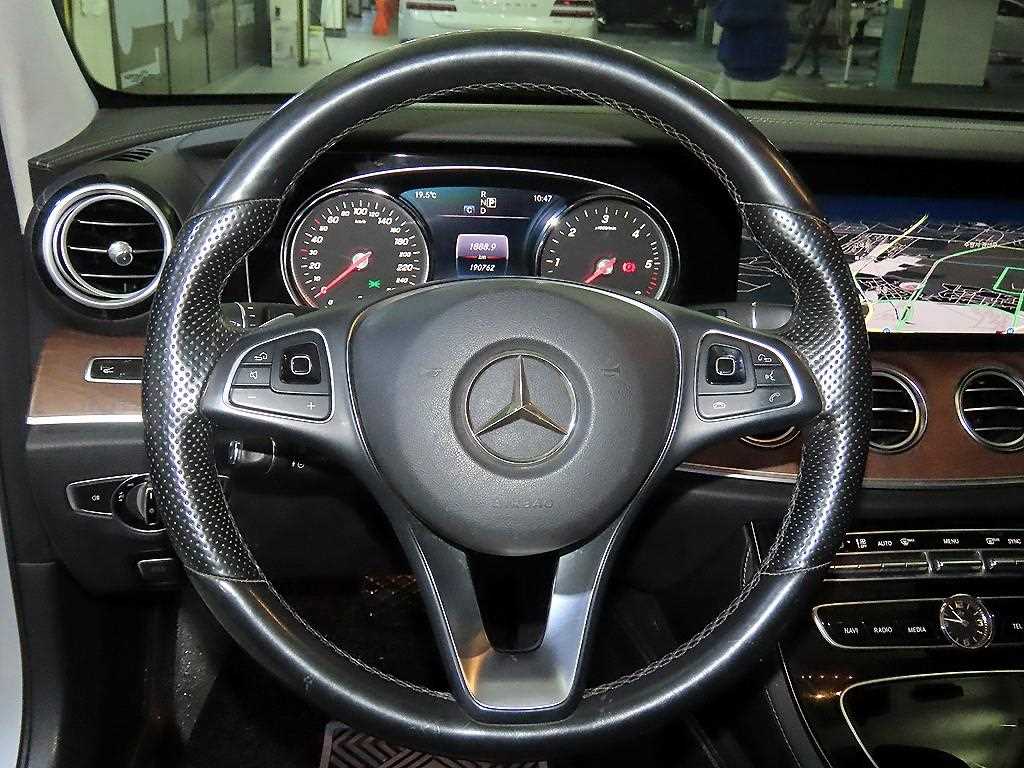 Mercedes Benz E class - Vista 8