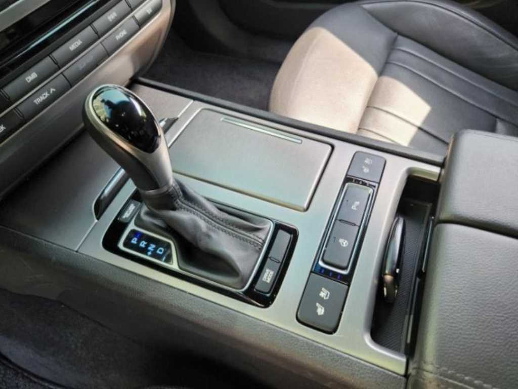 HYUNDAI Genesis - Vista 6