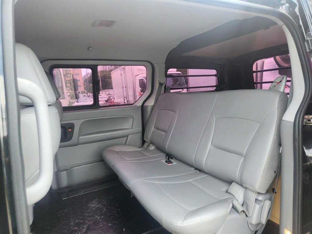 HYUNDAI Starex - Vista 9