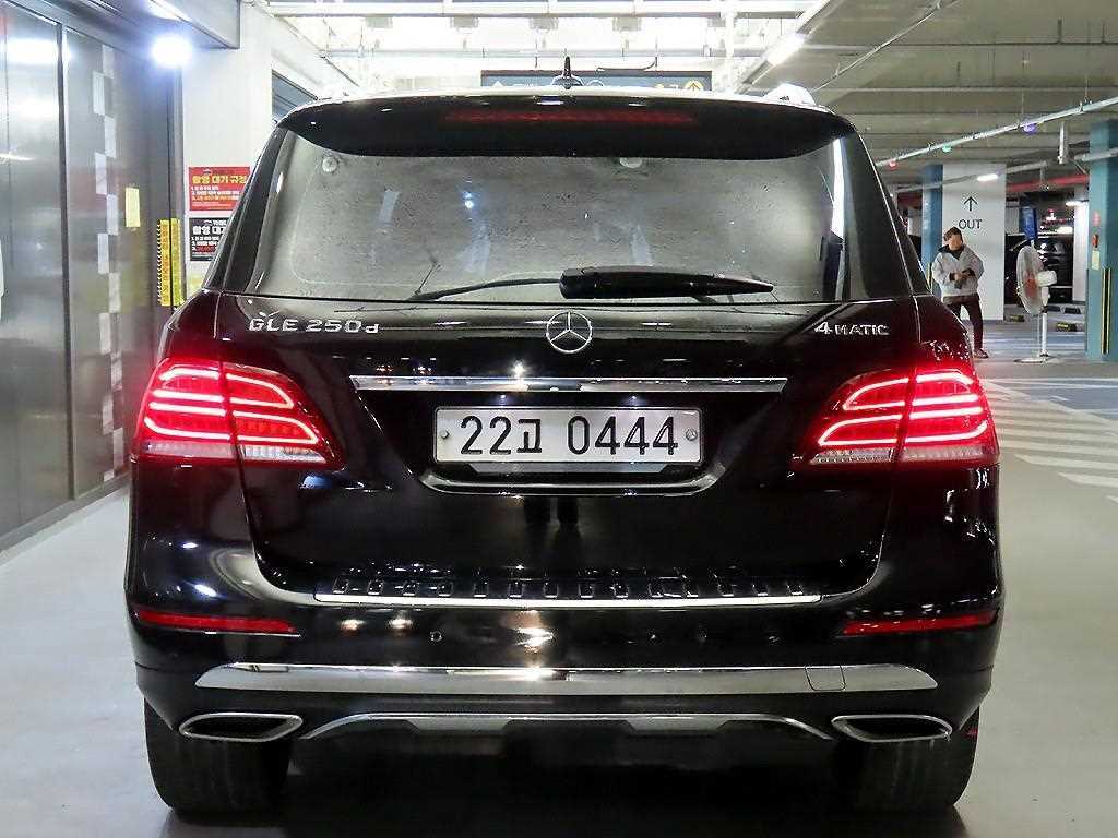 Mercedes Benz GLE Class - Vista 5